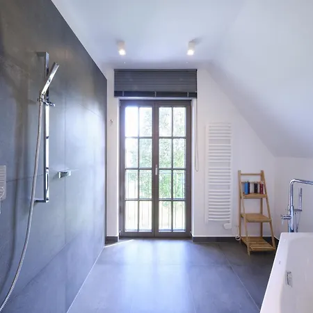 Villa Reetland Am - Luxusplus Reetdachvilla Mit 4 Schlafzimmern, Aussensauna, Loungebereich Und Kamin H05 Dranske